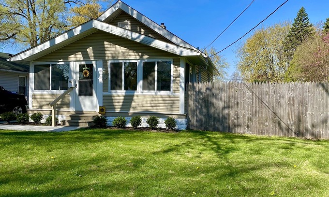 Bedford House | ~Bee1 Bungalow~Charming & Cozy in a Prime Location!