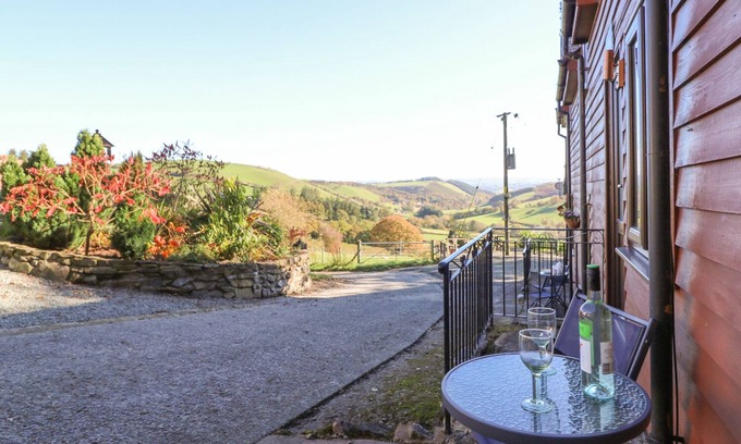 Llanidloes Cottage | BEECH COTTAGE, character holiday cottage, with a garden in Llanidloes