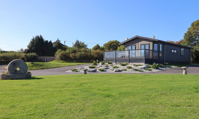 Teigngrace Cottage | BEECH LODGE, pet friendly, country holiday cottage in Newton Abbot