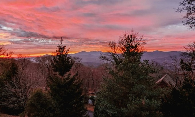 Southcrest Condo | Beech Mtn - GORGEOUS Mountain Views - Walk to Sledding Hill, slopes - Fireplace