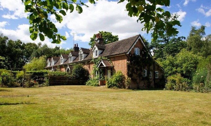 Staplefield House | Beeches Cottage |Garden| by Brighton Holiday Lets