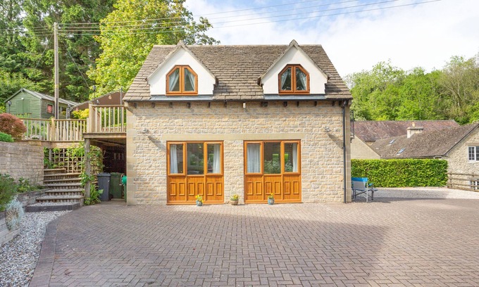 Cranham Apartment | BEECHES STUDIO, with a garden in Cranham