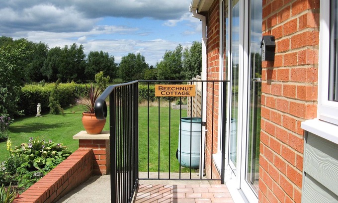 Patchway Cottage | BEECHNUT COTTAGE, pet friendly, with a garden in Tewkesbury