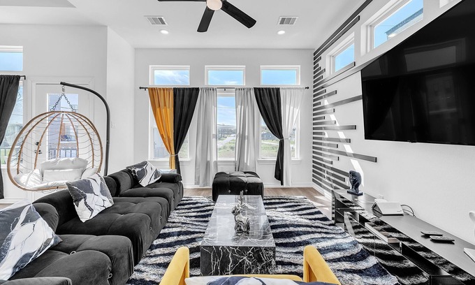Northside House | Beehive House- Stylish Houston Getaway 3 Bedroom Home