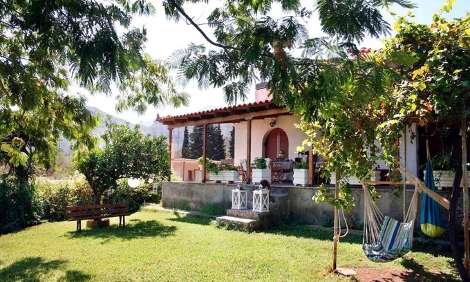 Derveni House | Beekeeper's house by the sea - sail boat - spa.
