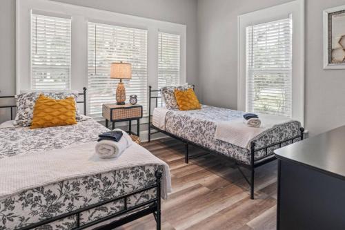 Tampa Heights House | BeeKeeper's Inn - Beautifully Renovated 1929 Bungalow with 2 Bedrooms on Brick Street near Tampa's Attractions