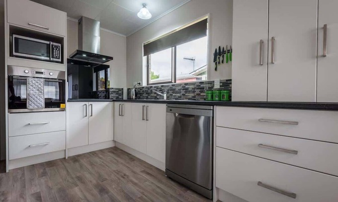 Rotorua House | Beez Kneez | Central Location with Spa Pool