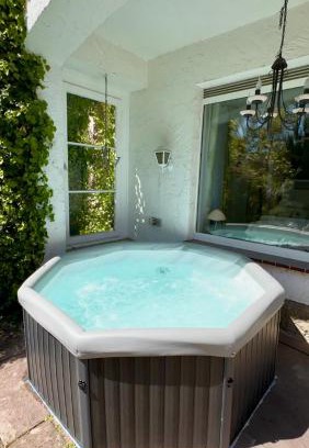 Bad Wilhelmshoehe Apartment | Beheizter Whirlpool und Panoramafenster vom Bett ins Grüne!