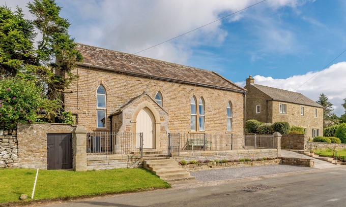 Leyburn Cottage | Behind the beautiful arched door way is the luxurious interior of Church Manor.