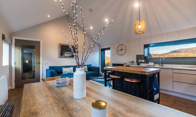 Aisgernis House | BEINN MHOR VIEW, family friendly, with a garden in Lochboisdale