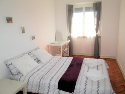Linda-a-Velha House | Belém Cozy Bedroom