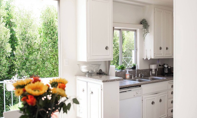 Westwood Apartment | Bel Air & Beverly Hills, Bright & Charming: Fully Equipped - 2bed/2bath apt.