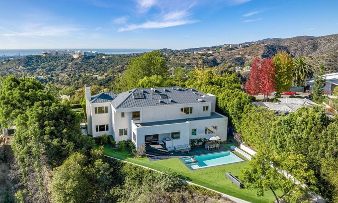 Bel Air House | BEL AIR FAMILY ESTATE/GATED/POOL/BASKETBALL COURT/SMART-HOME/5 BEDROOM