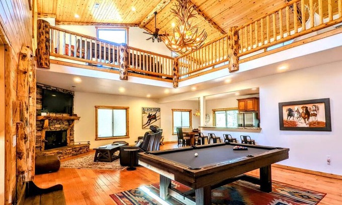 Meadowbrook Estates House | Bel Air of Big Bear - Fun & Tech & Massive Cabin