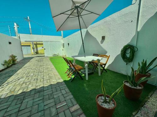 Barra do Jacuipe House | Bela acomodação em jacuipe com churrasqueira, piscina, mesa de sinuca e três quartos, dois sendo suítes! Além de muito espaço por toda a área!