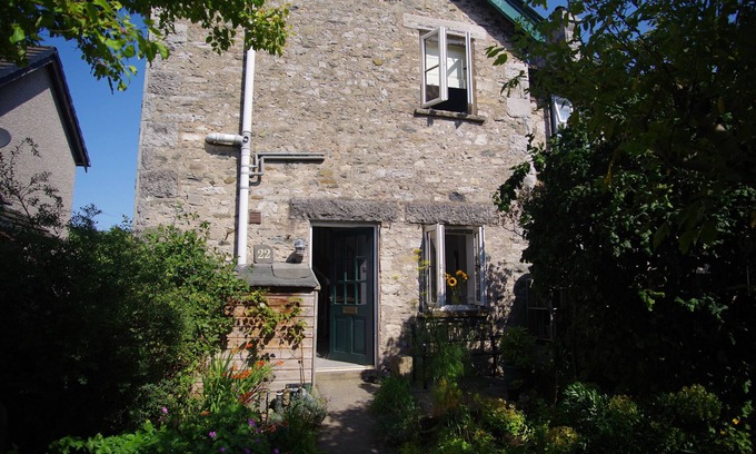 Milnthorpe Cottage | BELA COTTAGE, pet friendly, with open fire in Milnthorpe