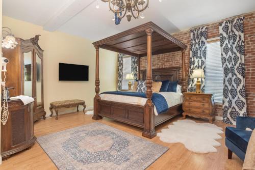 Fort Smith House | Beland Mansion-Royal Crown suite!