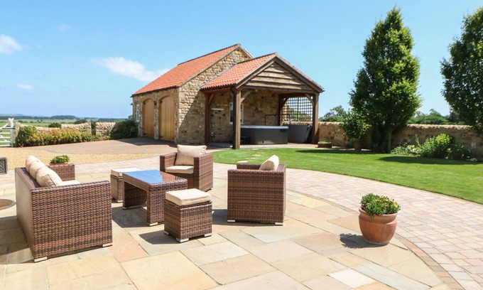 North Bitchburn Cottage | BELL HOUSE BARN, pet friendly, with hot tub in Staindrop
