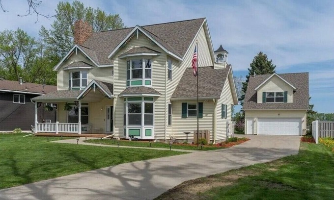 Madison Lake House | Bell House on Madison Lake - Summer Dates Available!