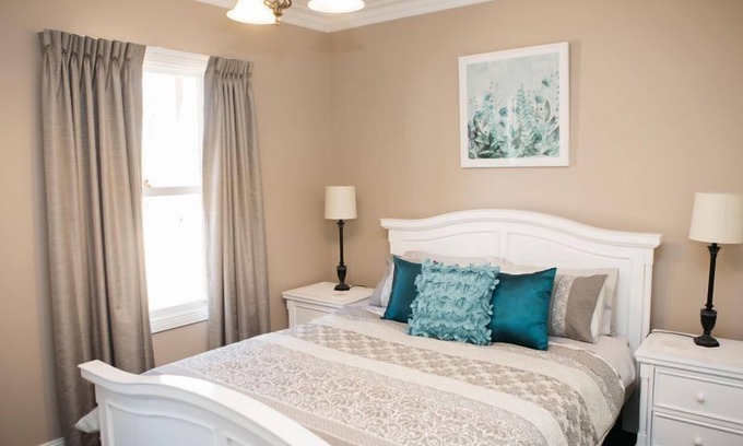 West Bendigo House | Bell's Retreat- 500m to Bendigo Stadium
