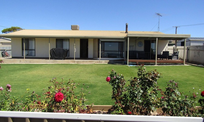 Para Wurlie House | Bella's Bayview - Esplanade position! Off Peak Special!