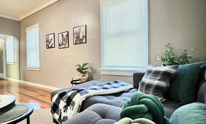 Garfield Heights House | Bella - Stylish Modern Retreat in Garfield Heights