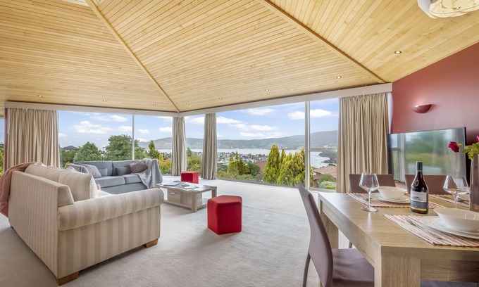 Bellerive House | BELLA VISTA. Large Family Home. Views Forever.