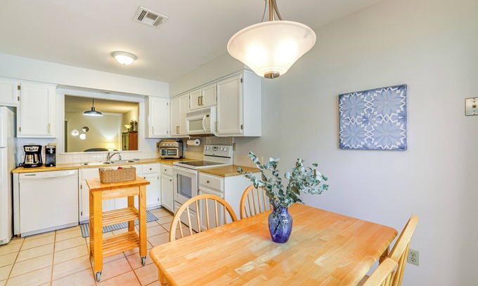 Bella Vista House | Bella Vista Townhome w/Deck Near Back 40 Trail!
