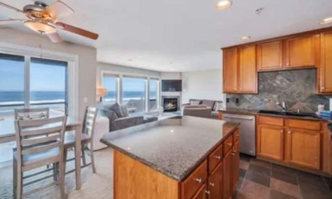 Rockaway Beach Condo | Bella Vita: 2 Bed 2 Bath: Beach: Fireplace:n Pet-Friendly
