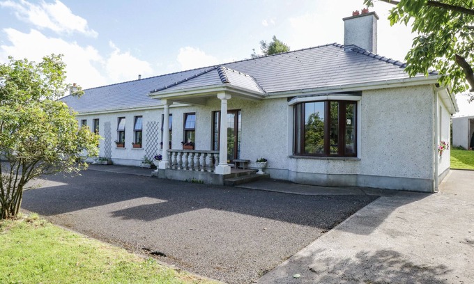 Ballysadare Cottage | BELLADRIHID COTTAGE, pet friendly in Ballysadare, County Sligo