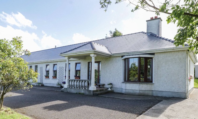 Ballysadare Cottage | BELLADRIHID COTTAGE, pet friendly in Ballysadare, County Sligo