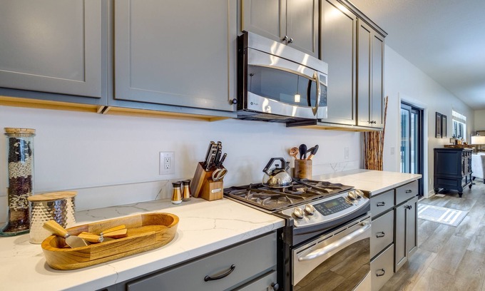 Bellaire Cottage | Bellaire Escape: Ski Schuss Mtn, Walk to Shorts!