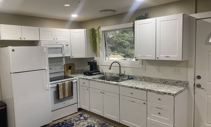 Bellaire House | Bellaire Midtown Cottage: Your Escape Awaits!