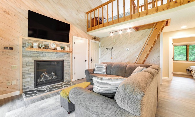 Bellaire Condo | Bellaire Ski Condo: 1 Mi to Summit Mountain!