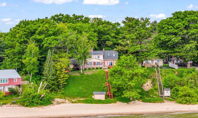 Lexington House | Bella’s Bluff - Hot Tub & 2.5 miles to Lexington!