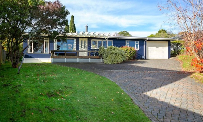 Hilltop House | Bellbird Cottage - private large section, with lake and mountain views. Perfect escape to relax