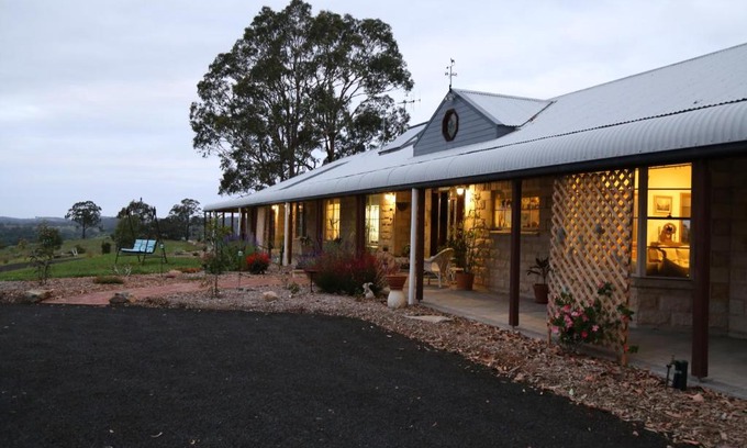 Karaak Flat Bed & Breakfast | BellbirdHill Bed & Breakfast