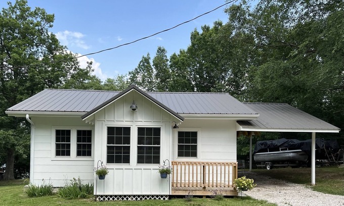 Eagle Rock Apartment | Belle Cottage lake side with view walk down to water