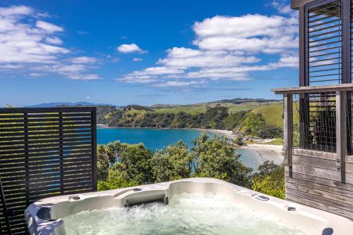 Waiheke Island House | Belle Cove Estate, Onetangi - Be My Guest Waiheke