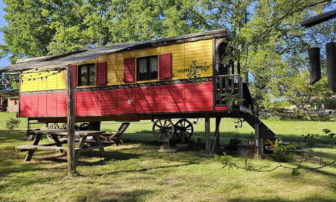 Sigalens Cabin | Belle des Prés" caravan, Nordic bath and shared pool.