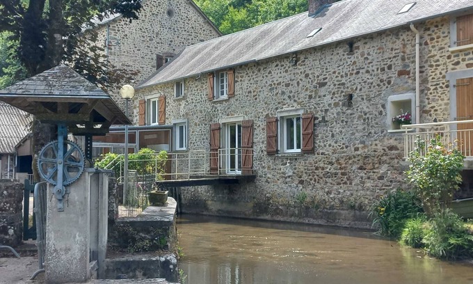 Saint-Jean-sur-Mayenne House | Belle Maison au Bord de L'eau