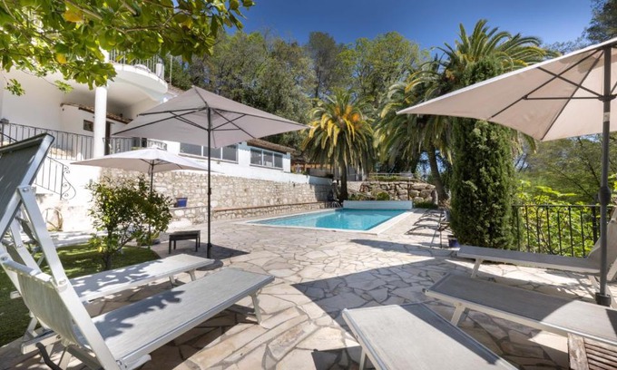 La Colle-sur-Loup Apartment | Belle maison atypique avec piscine chauffée