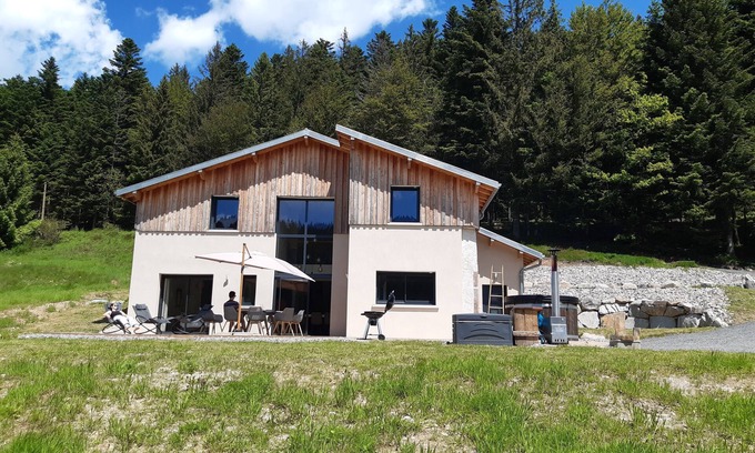 Liezey House | Belle Maison Neuve Dans Grande Propriété, Cadre Rare, Bain Nordique