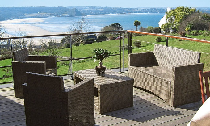 Saint-Michel-en-Greve Apartment | Belle vue sur mer by Interhome