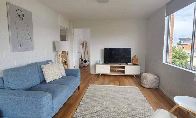 Rosny Apartment | Bellerive Bluff 2 Bedroom Apartment has water views, close to Restaurants, Beach