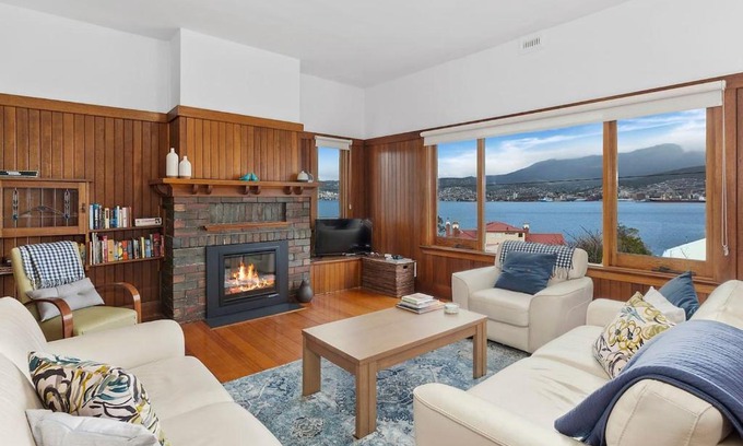 Bellerive House | Bellerive Bluff Magic - A Tranquil Panoramic Escape