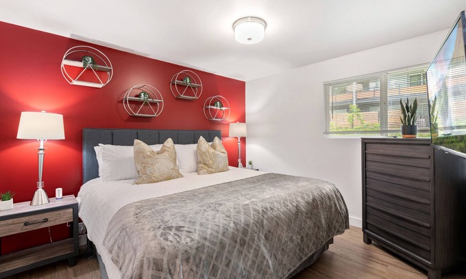 West Bellevue Apartment | Bellevue Executive Suite★Free WiFi★Free Parking★Tech