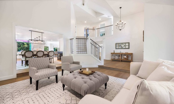 Cougar Mountain House | Bellevue Lakemont 4BR+Den | Hot Tub & EV Charger