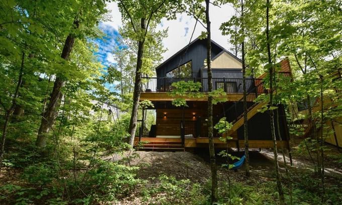 Pont-Rouge Ski Chalet | Bellevue | Luxury | Private spa | Bike room