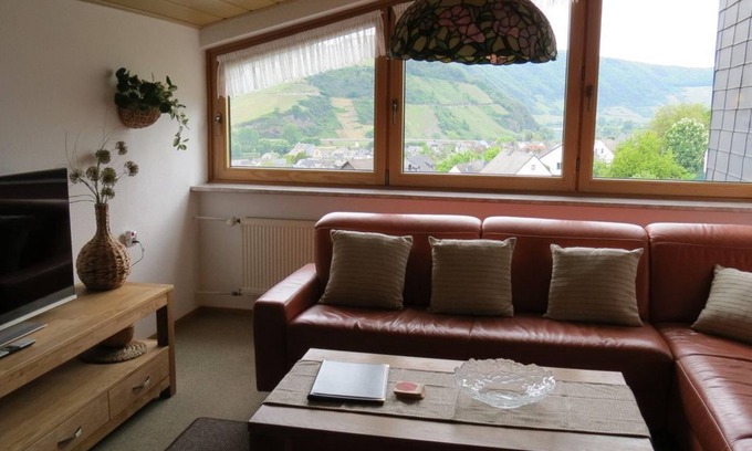 Neumagen-Dhron Bed & Breakfast | Bellflower holiday apartment - Landhaus Mosel/Haus Berghof
